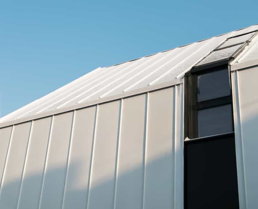 Metal facade på hangar